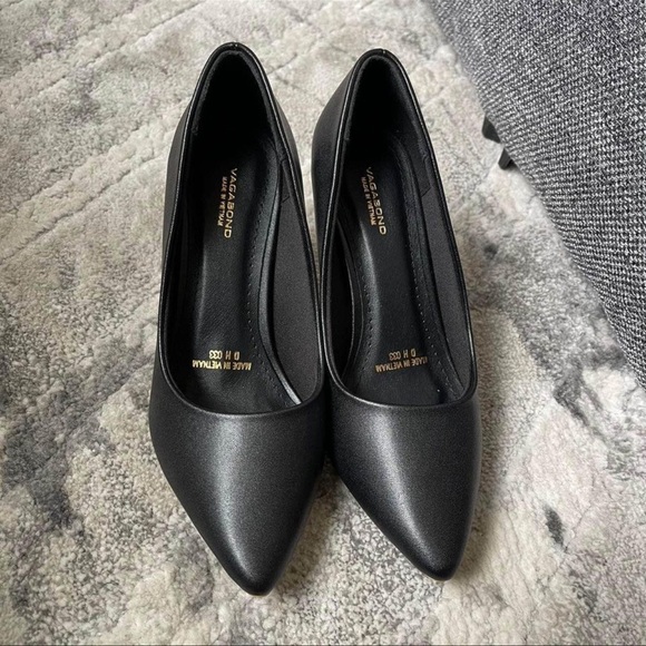 Shoes - Classic smooth faux leather black pumps